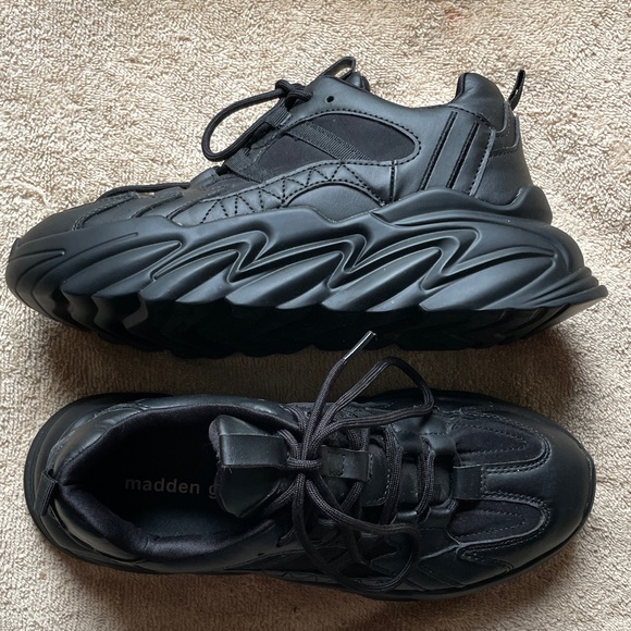 Steve Madden Shoes - Steve Madden 8.5 Black Athletic Shoes